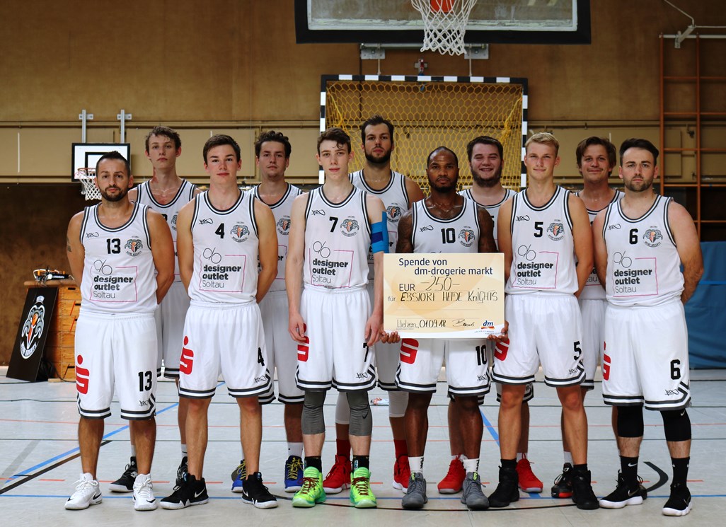 WE 01.09.18 / Heide Basketball Cup / Mannschaftsfoto - Uebergabe vom Sponsor dm