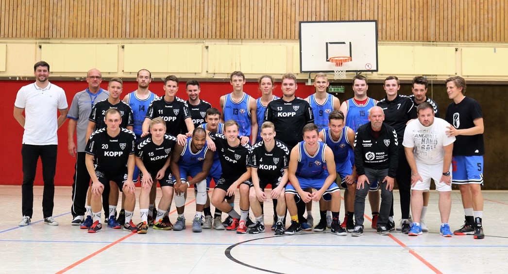 WE 11.08.2018 / Bericht Black Owls vs. Heide Knights / Mannschaftsfoto Handball+Basketball