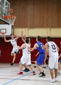 WE 01.09.18 / Heide Basketball Cup / Jan-Lukas Villette fliegt spektakulär zum Korb