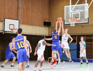 WE 01.09.18 / Heide Basketball Cup / Jonas Homa springt in der Defence am Höchsten