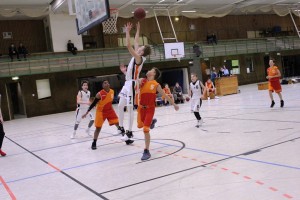 WE 04.02.2017 / Spielbericht U16 / Sven Katenkamp (weiß-Nr. 7) beim Korbleger