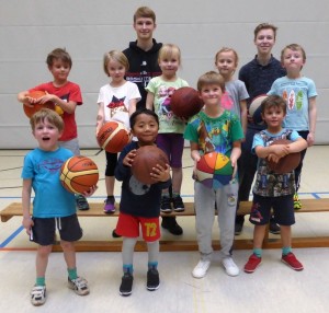 Die neu gegründete Basketball-Kindergartengruppe mit ihren Coaches