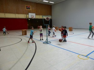 Die neu gegründete Basketball-Kindergartengruppe: Beim Spielen – sogar schon mit ersten „Korberfolgen“
